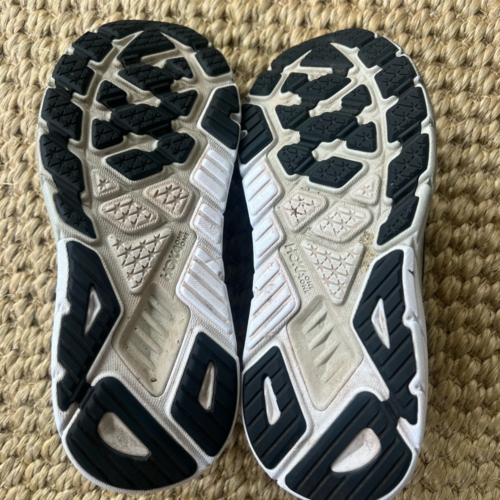 HOKA Women’s Black and Gray Arahi 6 Running Shoes - Picture 5 of 6